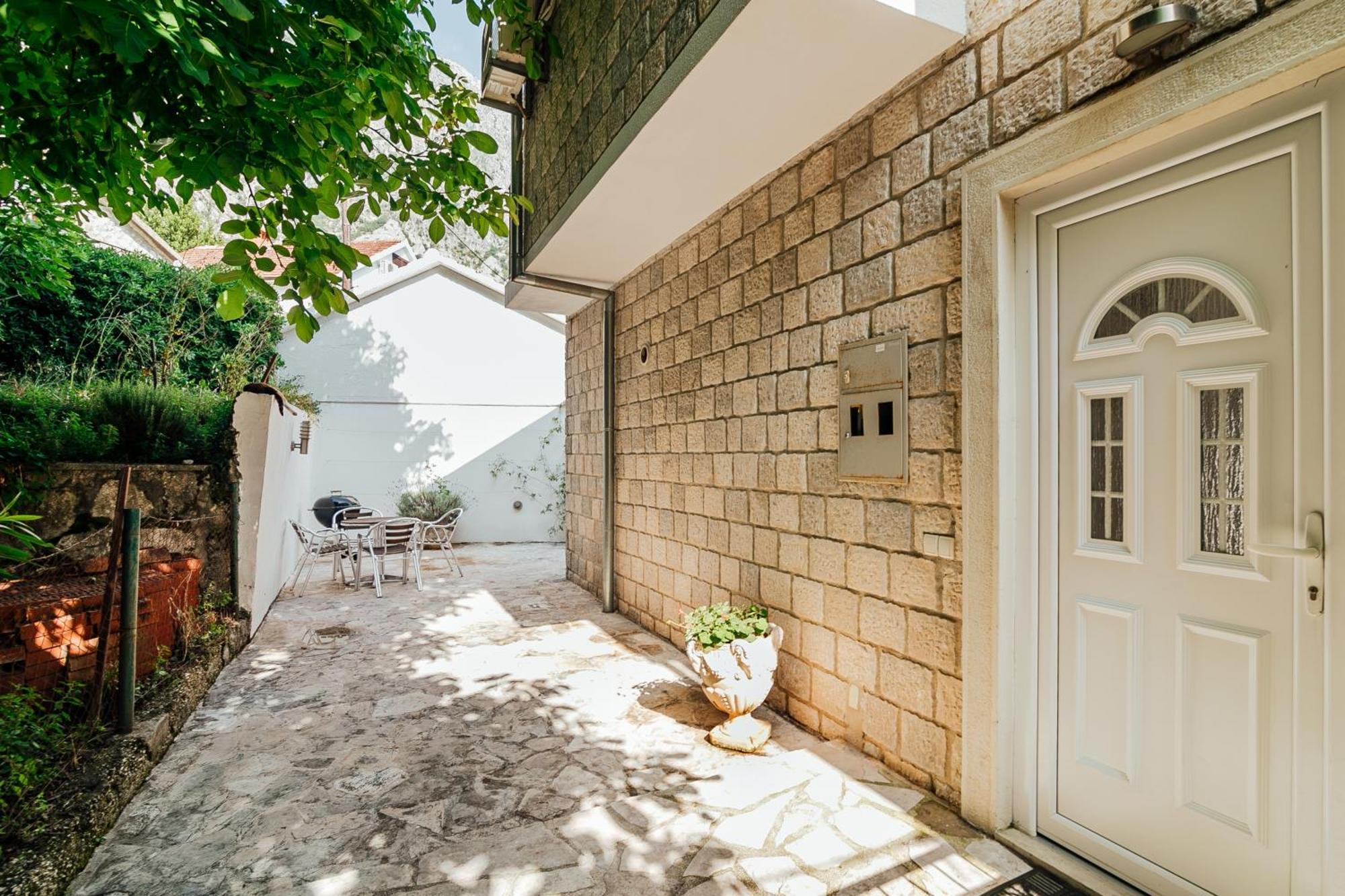 Holiday Home Amanda Hollick Котор Екстер'єр фото