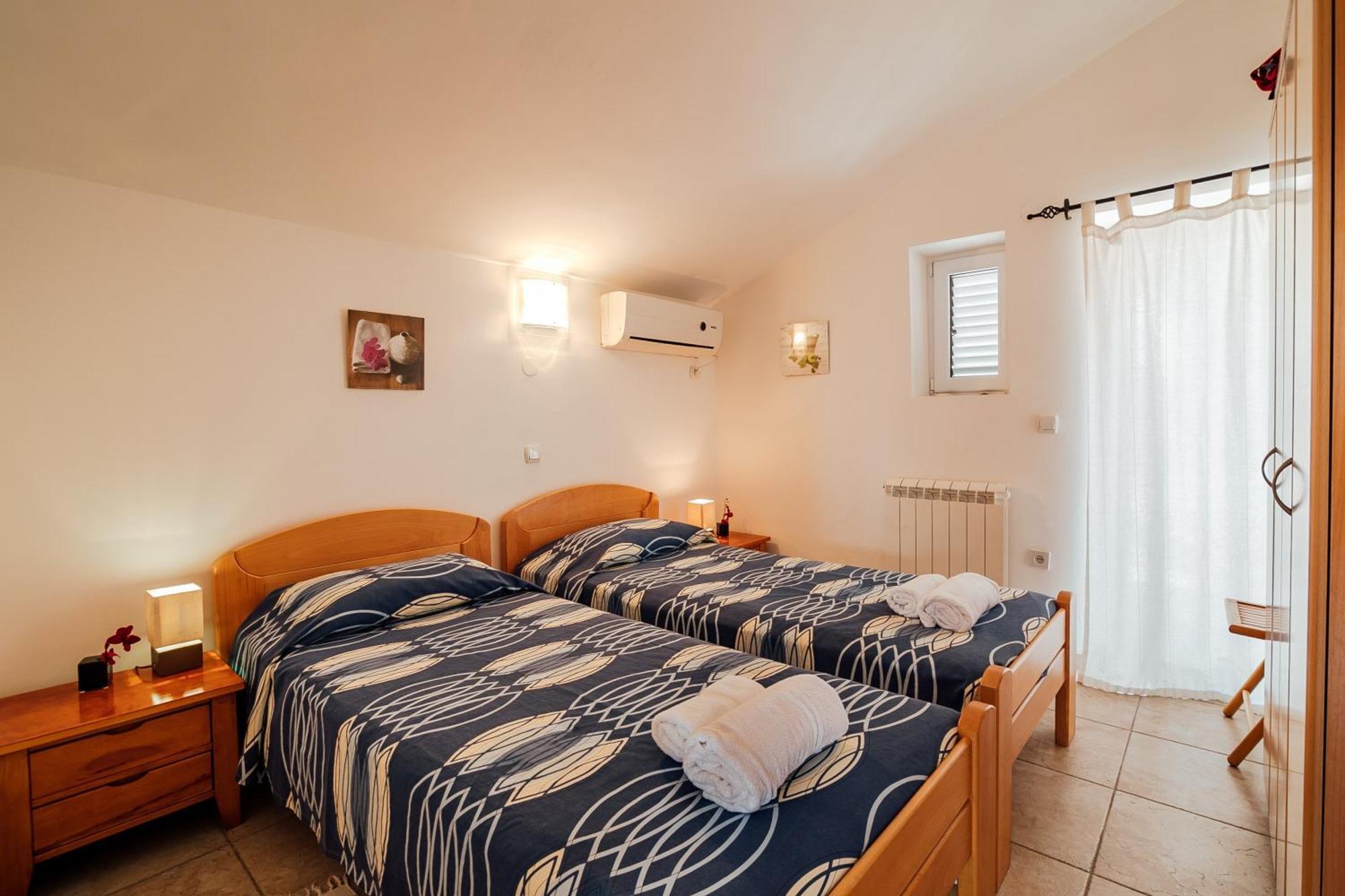 Holiday Home Amanda Hollick Котор Екстер'єр фото