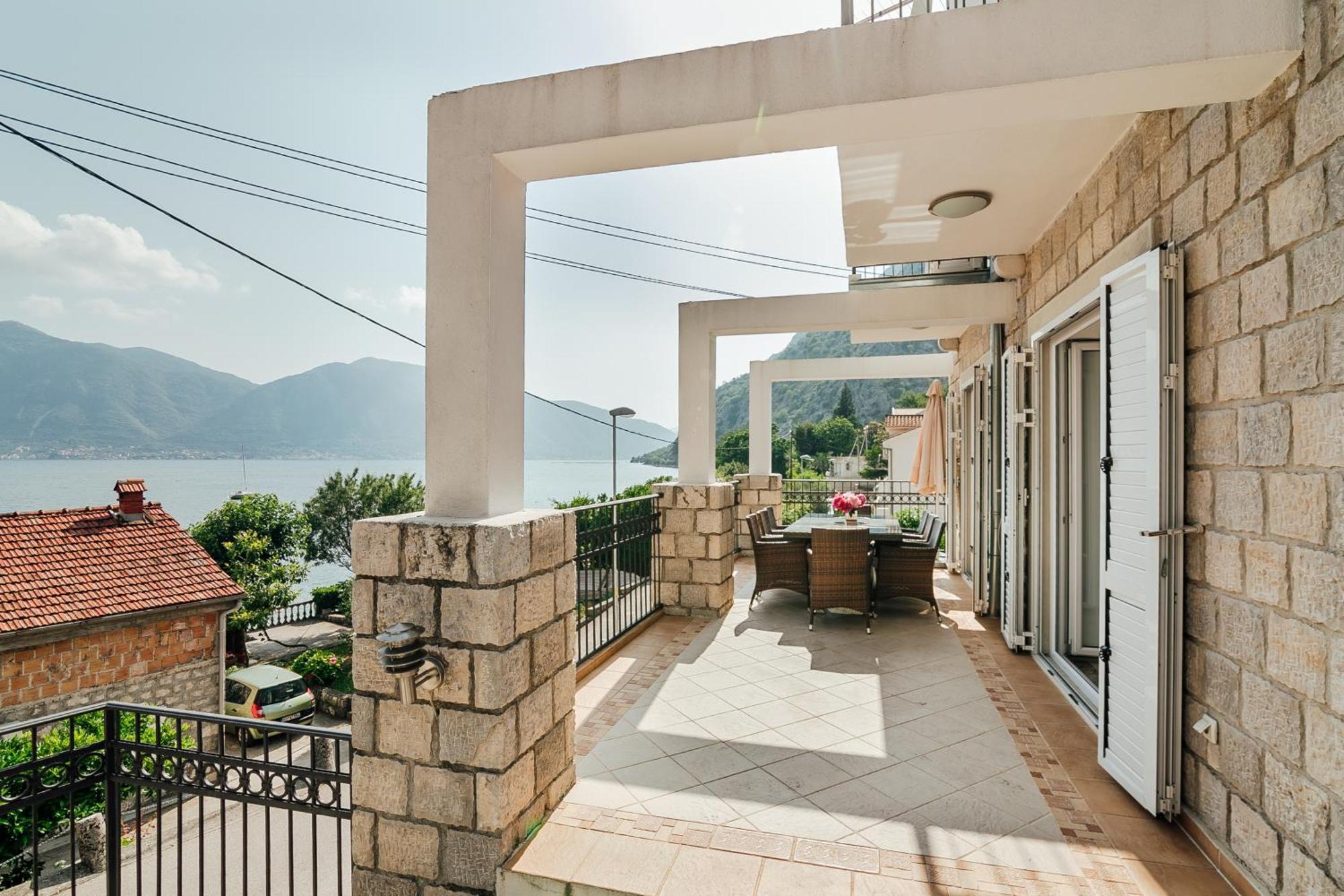 Holiday Home Amanda Hollick Котор Екстер'єр фото